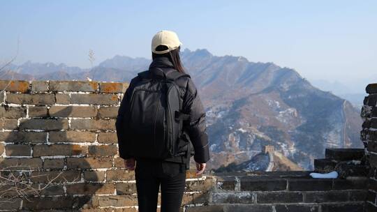 中国女性登长城顶眺望远方