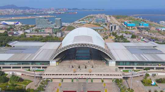 航拍烟台火车站高铁站交通枢纽建筑全景