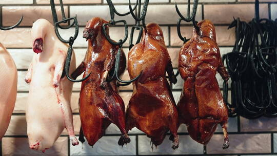 挂在架子上的北京烤鸭