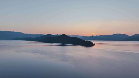 航拍云南泸沽湖日出