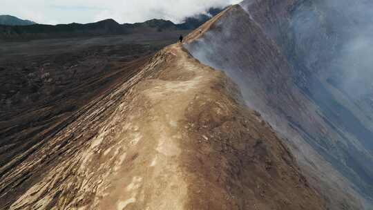 沿着活火山脊行走的人