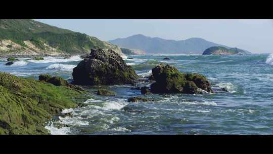 海浪拍打岸边 远景