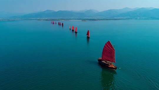 乘风破浪扬帆起航海鸥帆船航行海浪