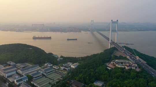 长江大桥车流航拍落日