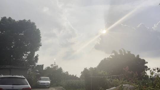 白天太阳雨阳光落雨太阳和雨