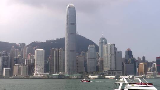 移动镜头香港维多利亚港楼群及海上行驶的船