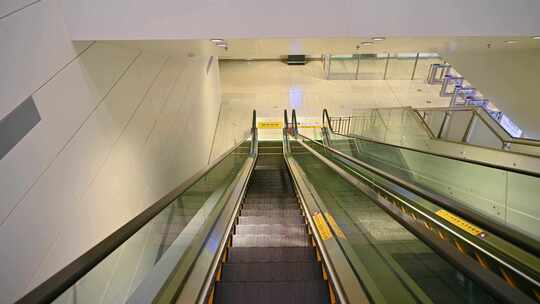 机场自动扶梯电梯行驶坐电梯