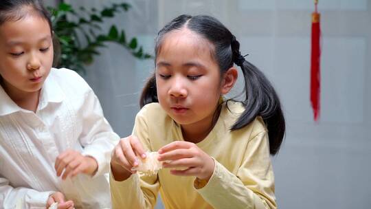 两个休息吃水果的中国女孩