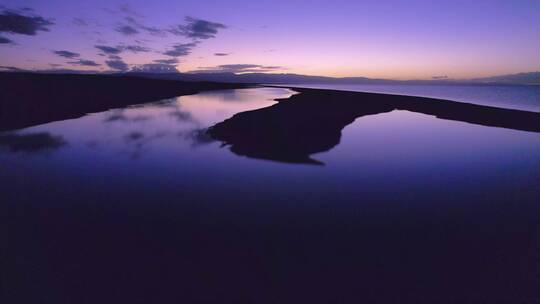 低空航拍青海湖夕阳晚霞倒映水面唯美风景