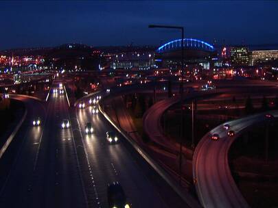 航拍夜晚西雅图高速公路上的交通状况