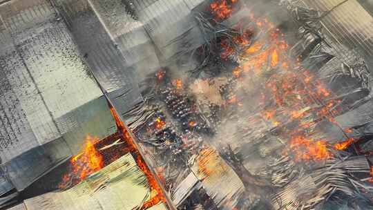 鸟瞰图捕捉到了一家工业工厂的灾难性火灾。