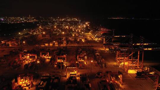 港口夜色繁忙景象