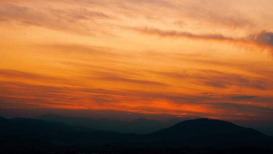 晚霞下的山峦风景