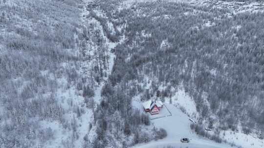 航拍林海雪原森林小屋