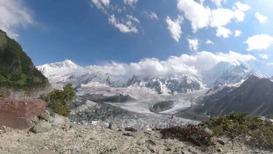 蓝天下山景的时移