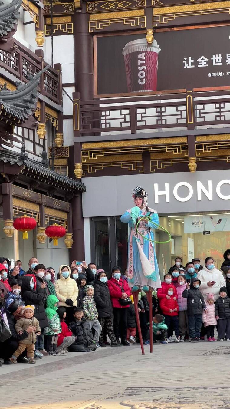 济南非物质文化遗产踩高跷民俗演艺闹元宵