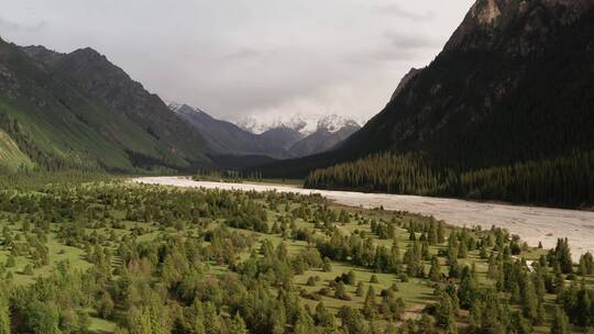 中国新疆伊犁夏特古道风景