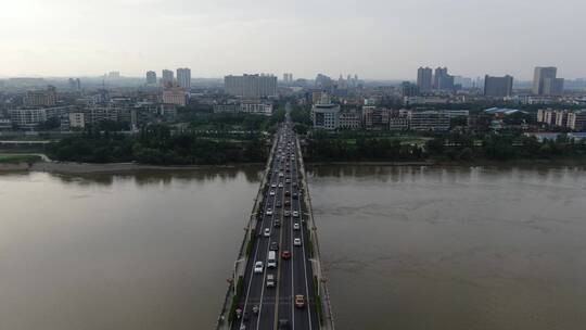 航拍湖南湘潭大桥拥堵交通视频素材模板下载