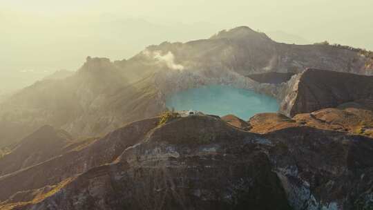 航拍印尼克里穆图火山湖