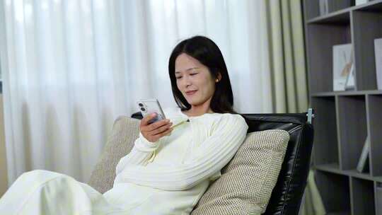 女子居家休闲玩手机