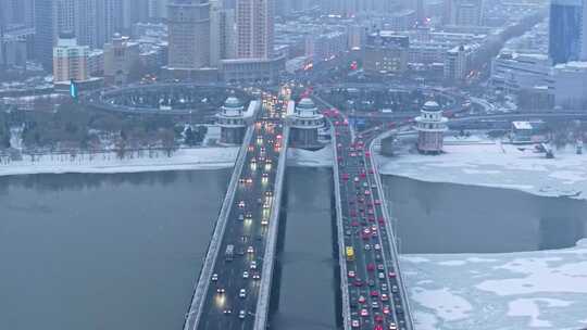 中国黑龙江哈尔滨公路大桥冬季下雪航拍