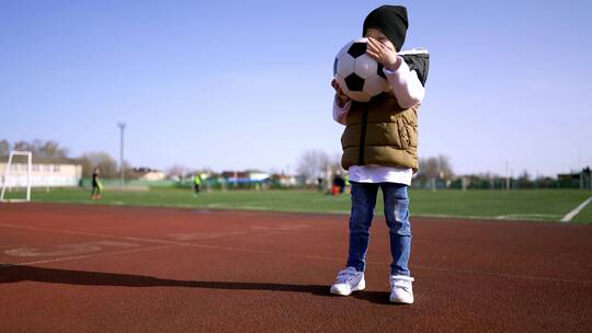 小男孩梦想成为一名足球运动员