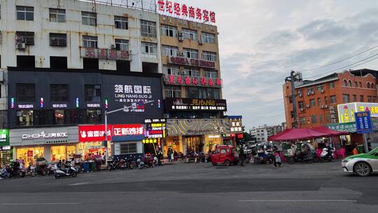 城市街道马路建筑步行街街商铺菜市场人流