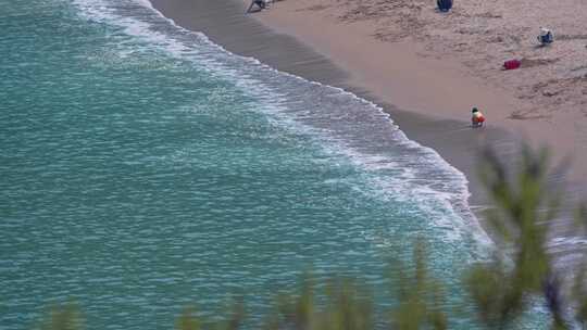 海浪海水冲刷拍打海滩礁石