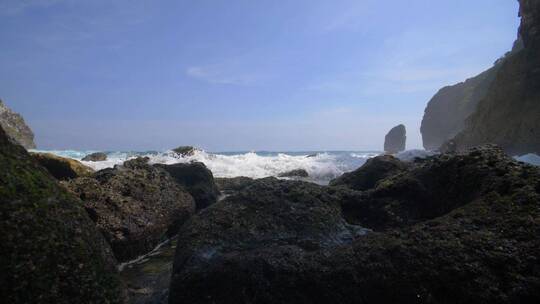 波浪冲击着岩石湾