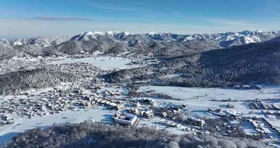 鸟瞰白雪覆盖的巴库里亚尼，周围是美丽的雪山。乔治亚州2021