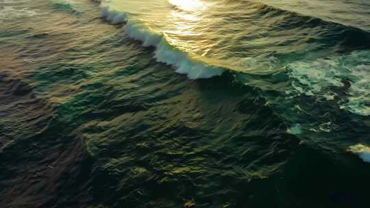 4k海浪翻滚电影感超广角水花飞向空中