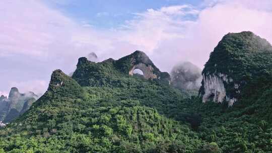 云雾缭绕的桂林阳朔月亮山景区风光