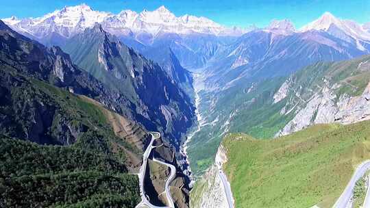 雪山下山谷间的蜿蜒公路