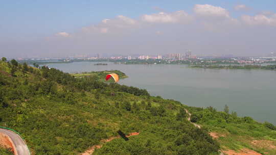 武汉滑翔伞基地航拍空中滑翔蓝天湖景