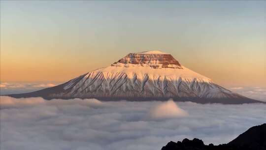 云海之上壮观的雪山美景