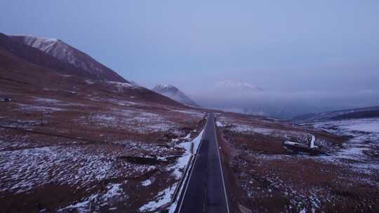 青海海南拉脊山公路山峰云雾航拍视频