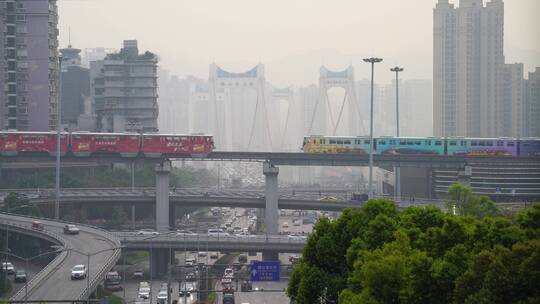 重庆鹅公岩大桥轻轨相遇