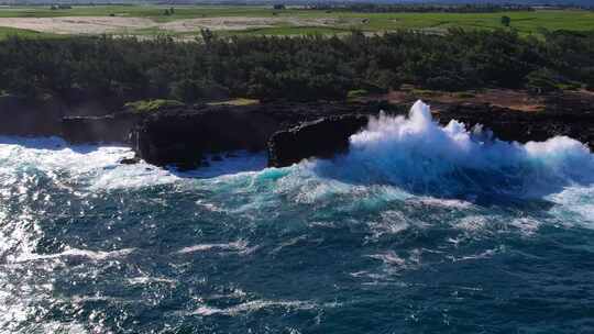 航拍大海海浪巨浪翻滚拍打礁石