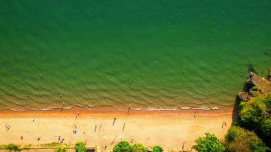 游客日光浴和在海上游泳