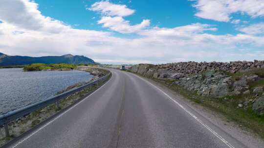 在挪威的道路上驾驶汽车大西洋路或大西洋路