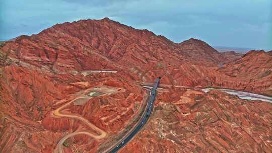 穿过雅丹地貌的独库公路