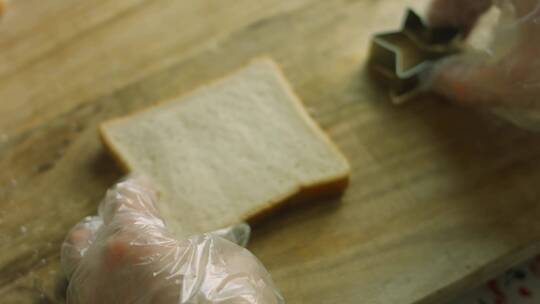 厨师使用五角星模具按压面包