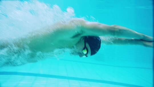 水下游泳的残疾运动员
