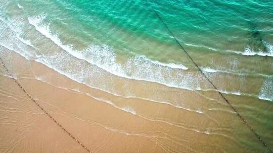 威海俯拍海水浴场海浪