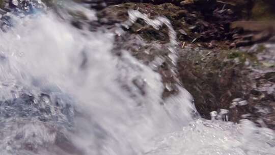 青山绿水山间小溪流淌水流特写升格