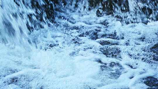 小溪流水溅起白色水花