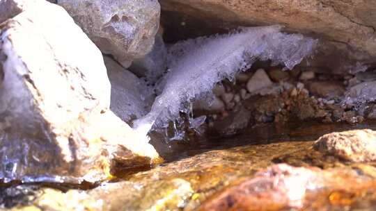 水流冲刷石头特写