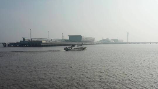 游轮驶入上海吴淞国际邮轮码头视频素材模板下载