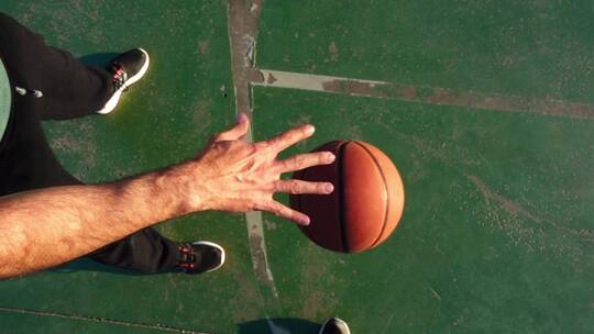 弹跳篮球的人-POV视频素材模板下载