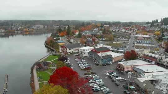 华盛顿湖边美国沿海城镇彩色房屋的鸟瞰图